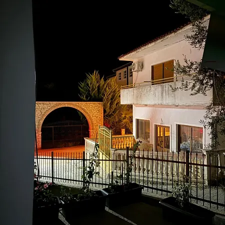 Lukova Rooms בית הארחה Lukovë