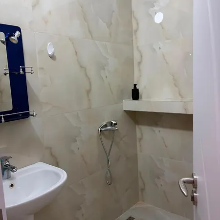 Lukova Rooms בית הארחה Lukovë